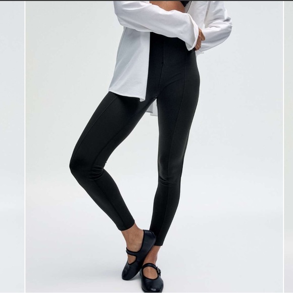 Lululemon SmoothCover Back-Cutout High-Rise Tight 28" - Picture 5 of 7